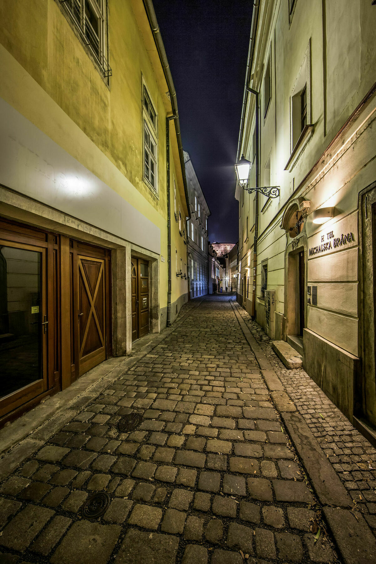 Aplend City Bastova 1 Bratislava Eksteriør billede